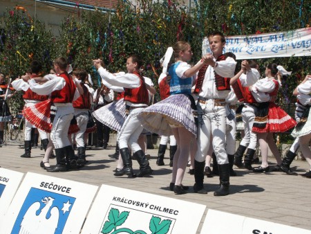 Mladí vo víre tanca